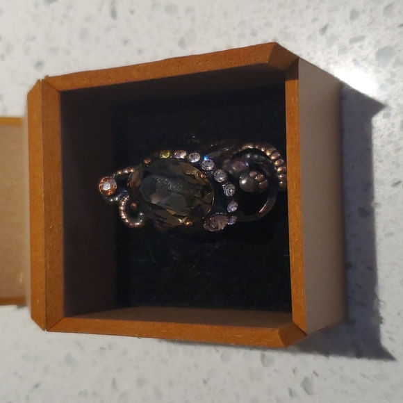 Bronze metal ring with olive and champagne colored stones (assuming cz) - Picture 2 of 4